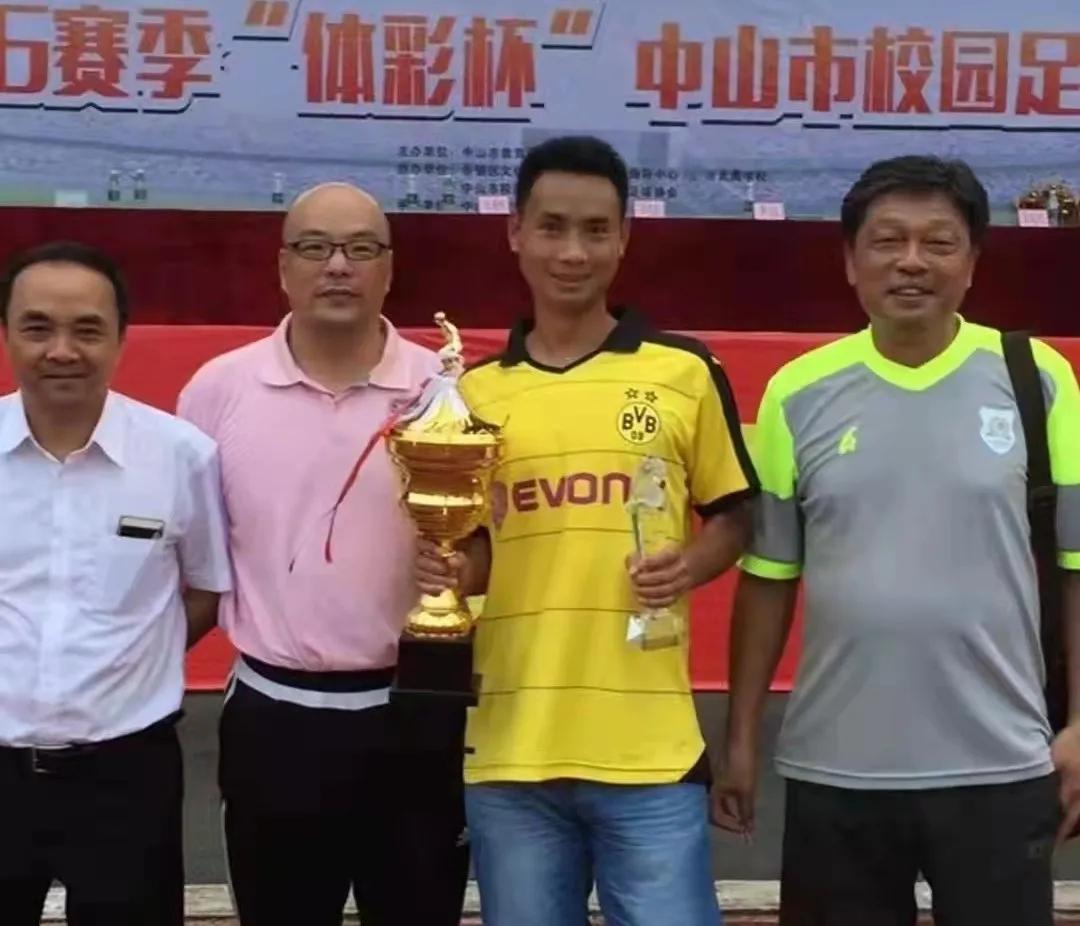 自创足球项目！影响更多孩子爱上足球！看看这位体育老师有多牛？