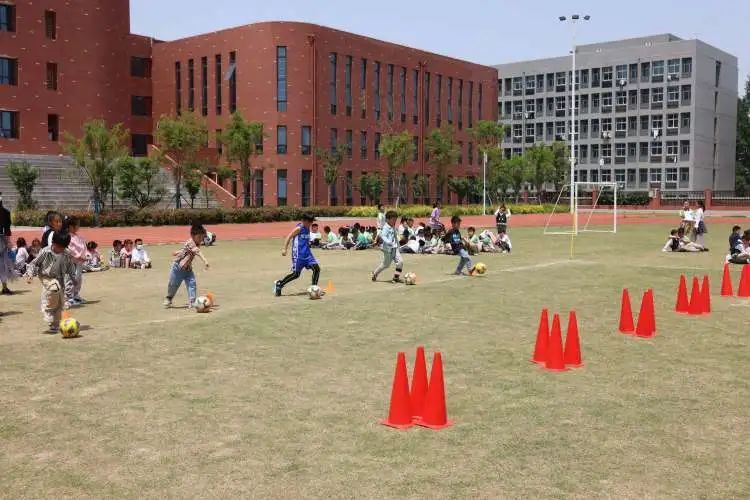 足球点燃激情，绿茵放飞梦想——云龙小学第一届“校长杯”足球赛