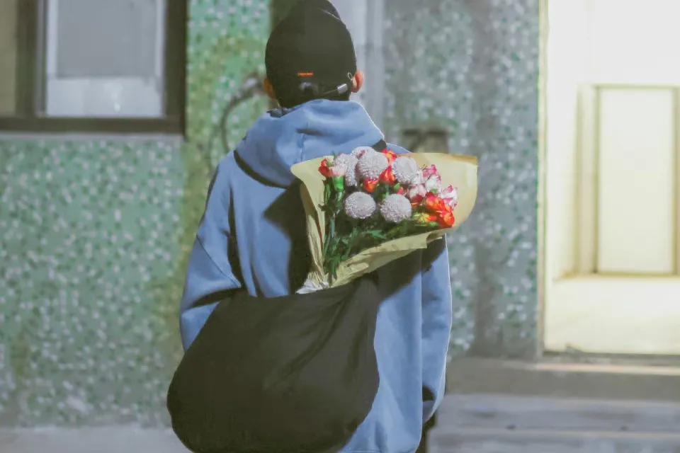 我将玫瑰藏于身后的文案搞笑,朋友圈的文案短句治愈自己