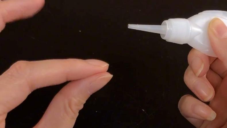 手被502胶水粘住的解决办法,手被502胶水粘住教你一招解除