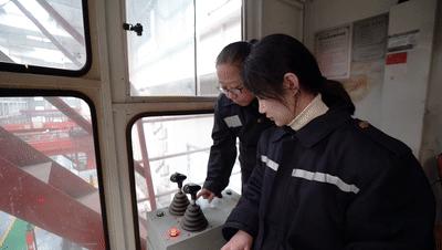 开吊车的女司机很漂亮,开天车女司机