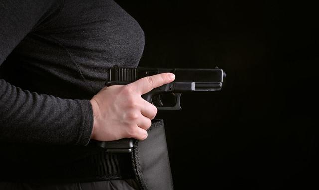 一位女子被迫吸毒,一女子被迫吸毒