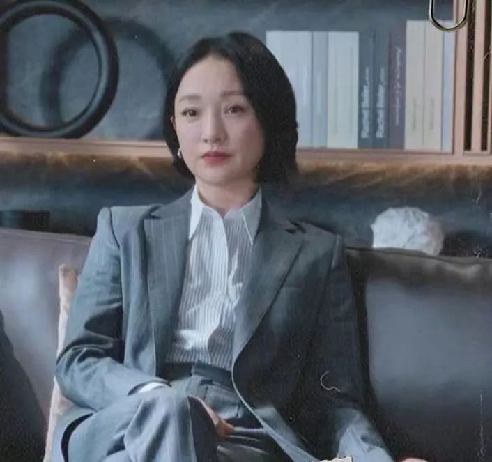 穿大牌西装背200块帆布包，混搭百元球鞋，她演女高管我服！