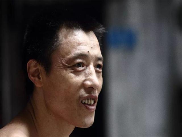 重庆网红棒棒哥冉光辉的故事,山城棒棒军冉光辉用肩膀扛出一个家