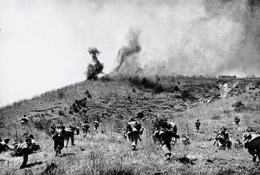 老兵看望去世战友一句话瞬间泪奔,断腿老兵看望战友