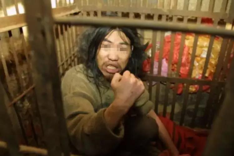 母亲把儿子关在小屋里23个月,母亲将儿子关笼子15年