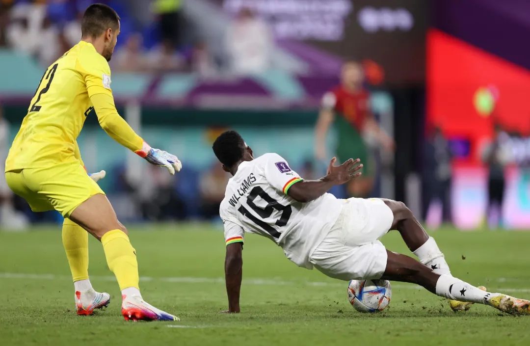 足球名画梅西c罗,c罗回应梅西晒球衣名画