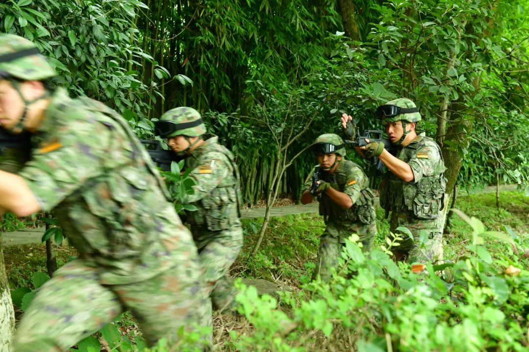 部队在高温天气练兵视频,高原练兵场面火热