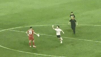 球迷跑进球场抱梅西抓拍时刻,中国球迷冲进球场找梅西保安反应