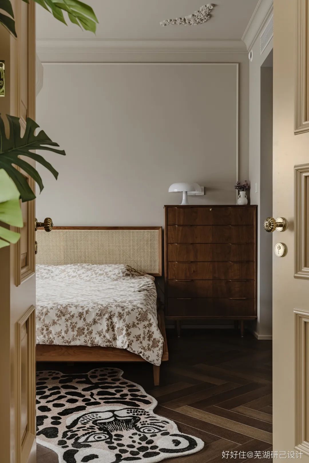 入户门正对次卧户型,长条户型进门对着次卧