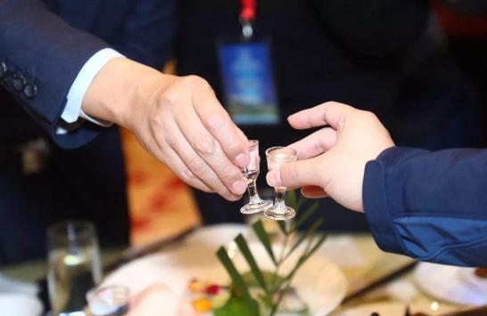 给人倒酒有什么讲究,给别人倒酒时双手是祭祀手吗