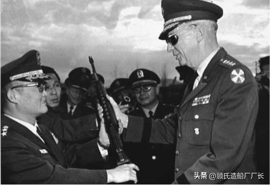 在冲锋枪面前卡宾枪就是烧火棍,1968年青瓦台袭击事件中的轻*器武**