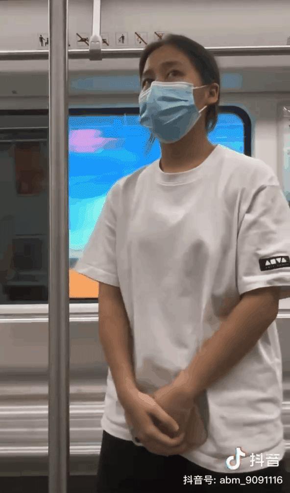 顶腮、挑眉、摸鼻子…全网美女都在模仿“普信男”，细节太到位！