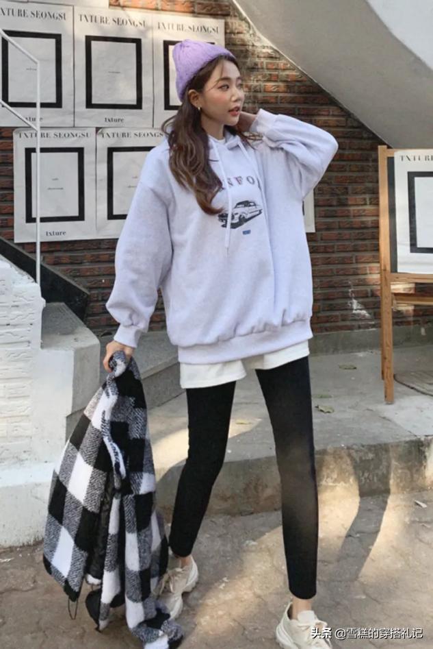 今年冬天流行阔腿裤还是鲨鱼裤,阔腿裤过时了现在流行时髦喇叭裤