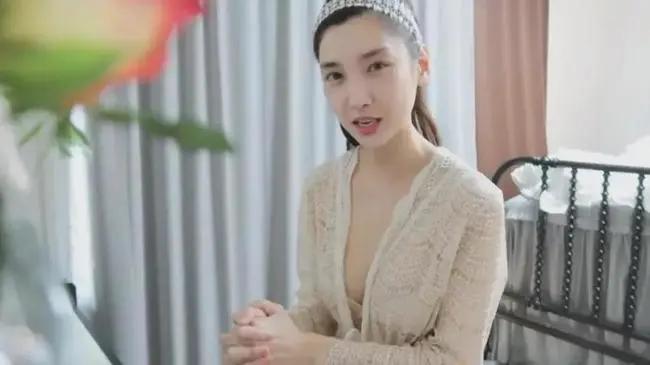 把麦克风塞进内衣、*点露**舔耳、假高潮：才艺在风骚面前一文不值