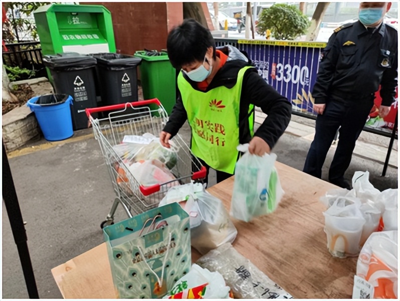 下沉“疫”线倾力服务用“志愿红”守护“健康绿”——市*访信**办*党**员干部积极助力打赢疫情歼灭战