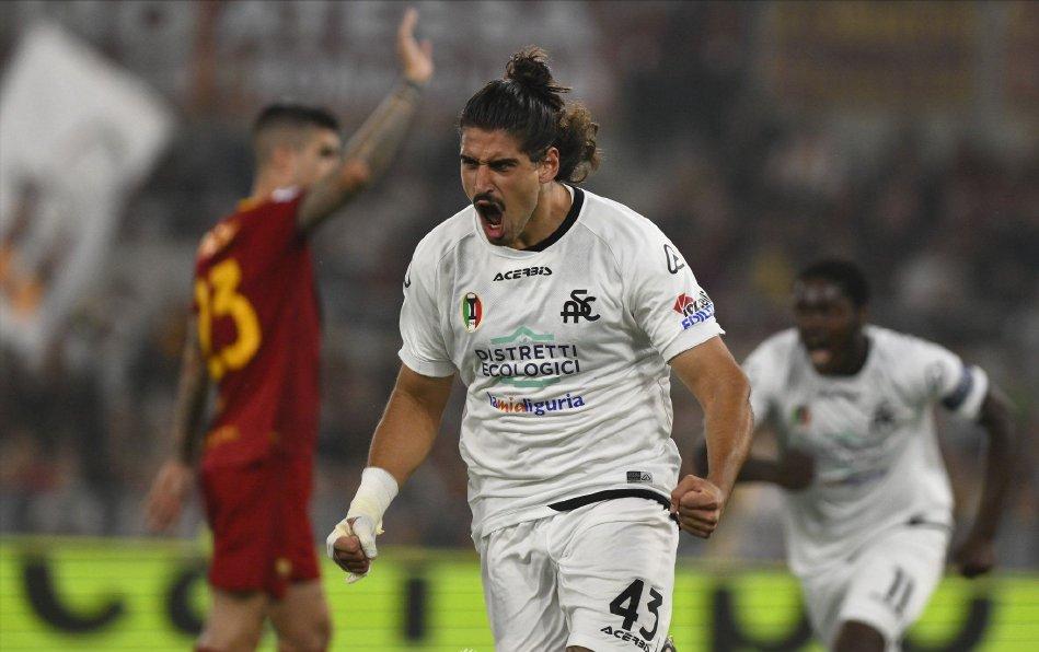 补时14分钟,依然无法阻挡穆里尼奥前进,哨响后,迪巴拉闭上眼睛