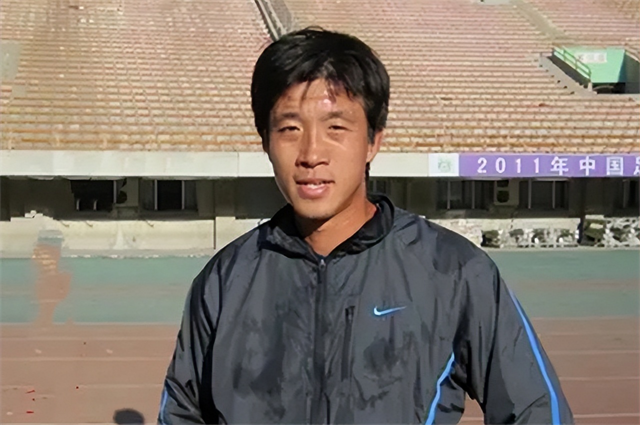 落魄的前大连国脚，与娇妻离异独自抚养女儿，为生计不惜当司机