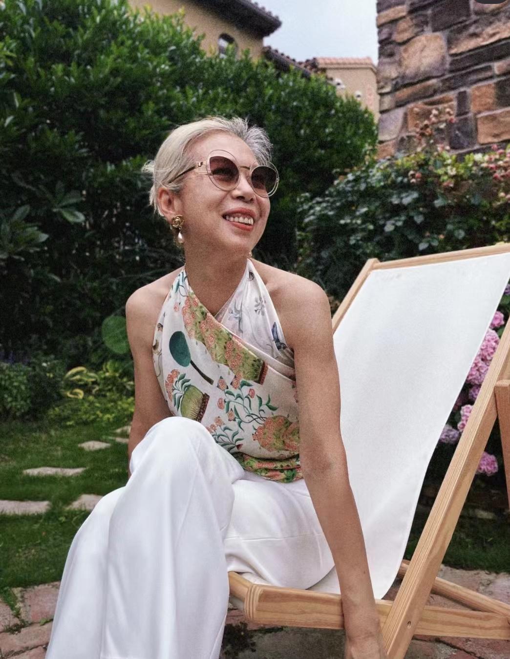 62岁奶奶不穿老人装,51岁不染发的奶奶