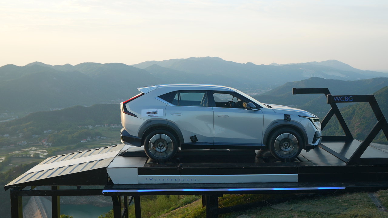 4.76L油能跑多远?影酷在悬崖跑步机给你上真相!