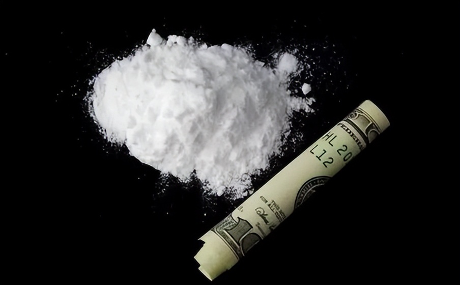 东北“五毒教母”的荒唐人生：年过5旬*养包**23岁小伙，拉女儿贩毒