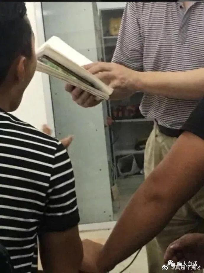 当富豪看到自己的国家队输球后...哈哈原来有钱人也会不高兴！