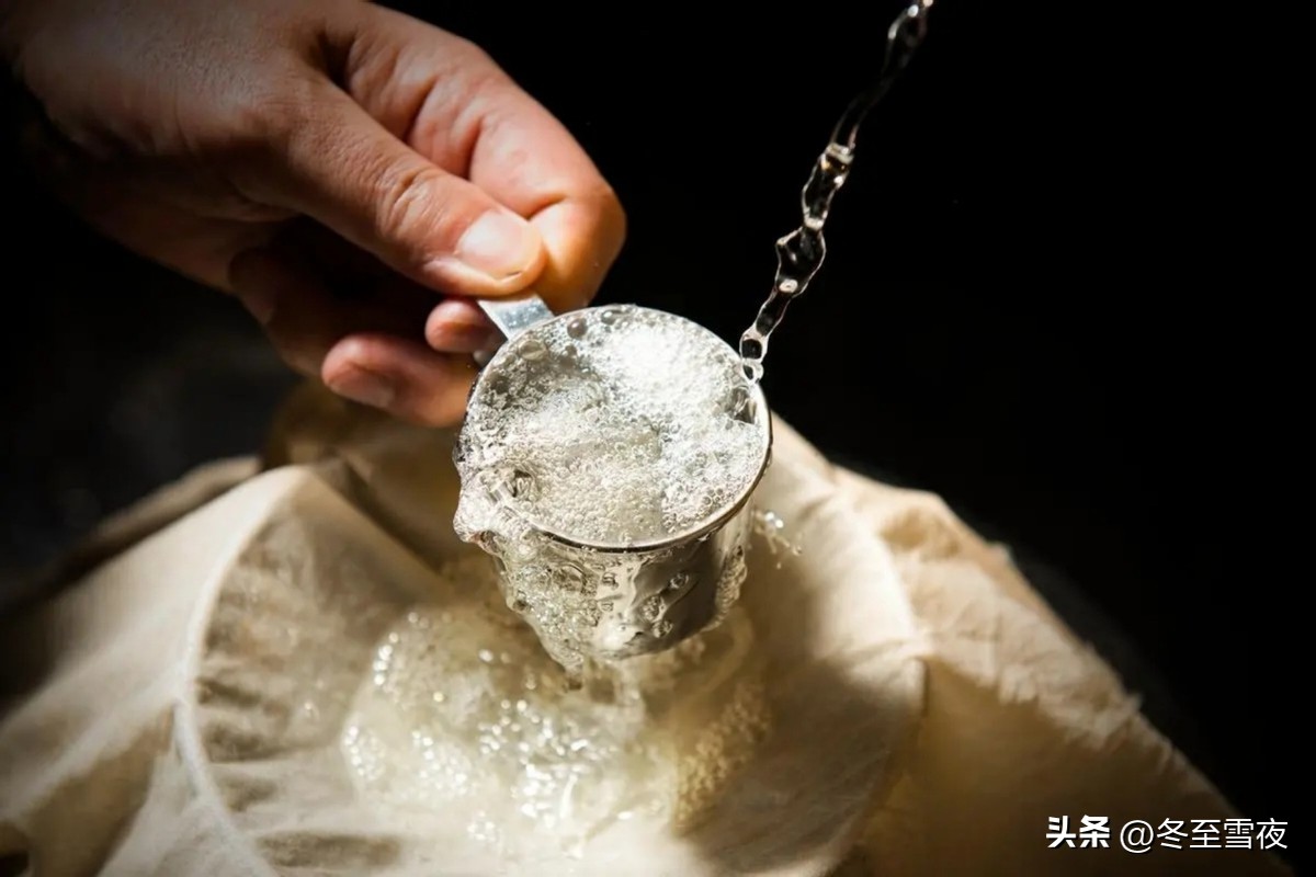 吃饭时,总遇到朋友“劝酒”怎么办?用这三种方法应对,轻松化解