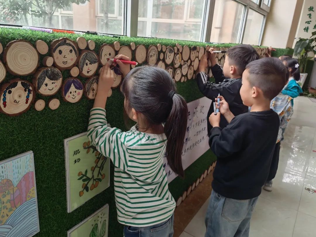 倾听儿童相伴成长主题墙幼儿园,倾听儿童相伴成长幼儿园小班视频