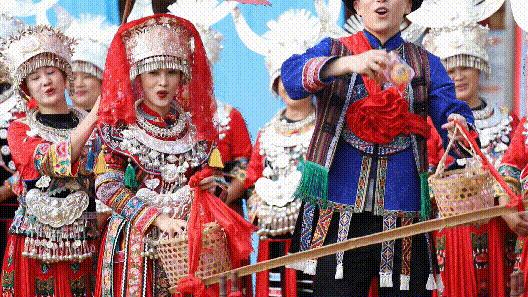 泡温泉、撸串儿、买买买，顺便办场“婚礼”…龙胜就是这么幸福