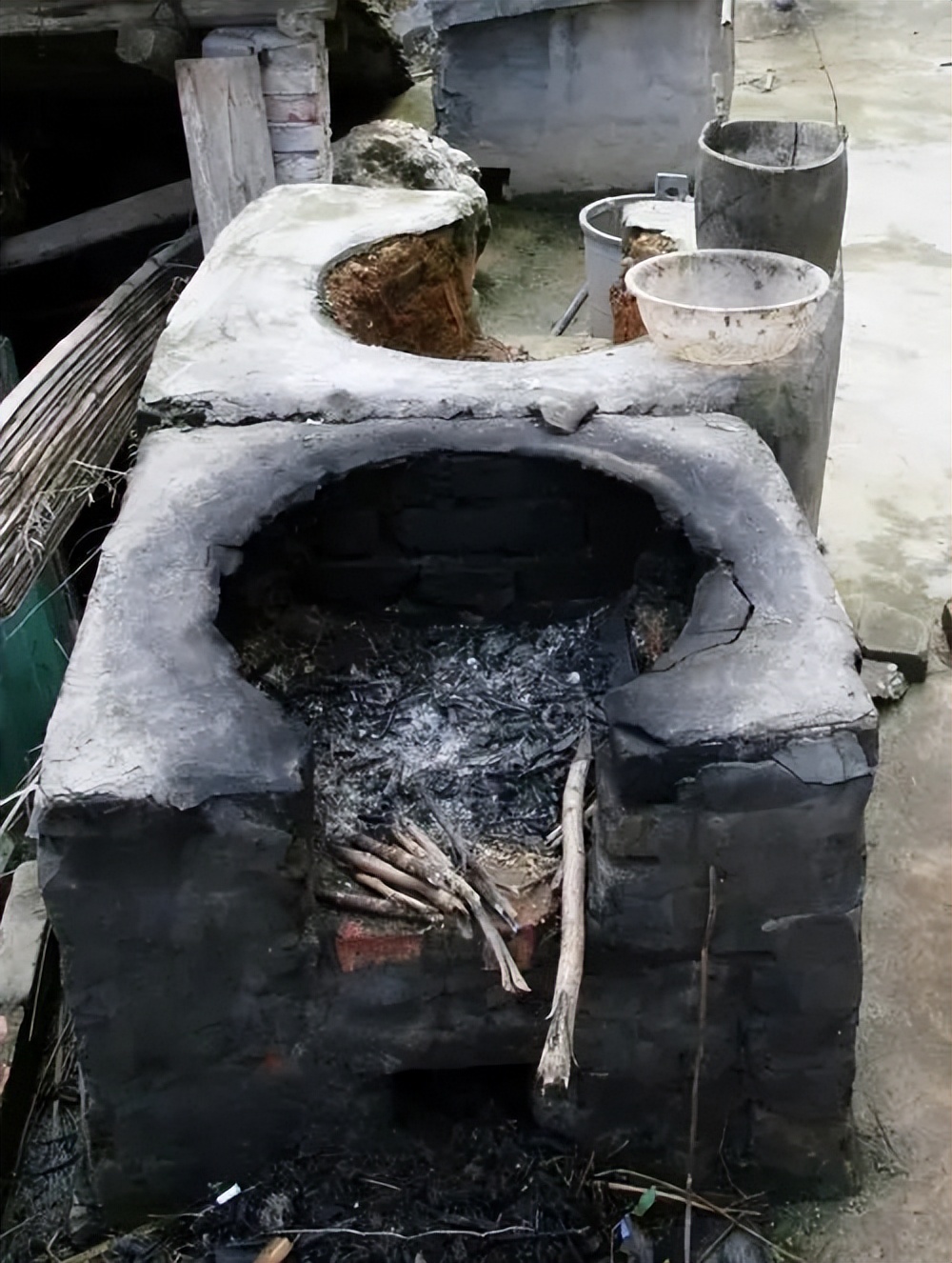 臭猪肉不会滋生细菌么？烟熏几十年还能吃，割掉霉层后直接食用