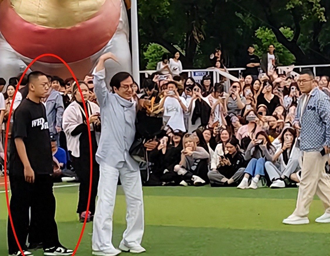 成龙武汉高校出席活动,成龙现身高校做公益