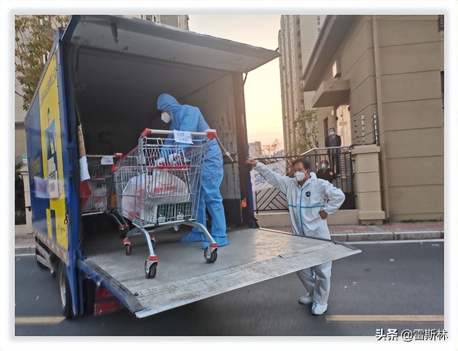 “我在大润发打了32天地铺，才知道疫情下的人最需要什么”