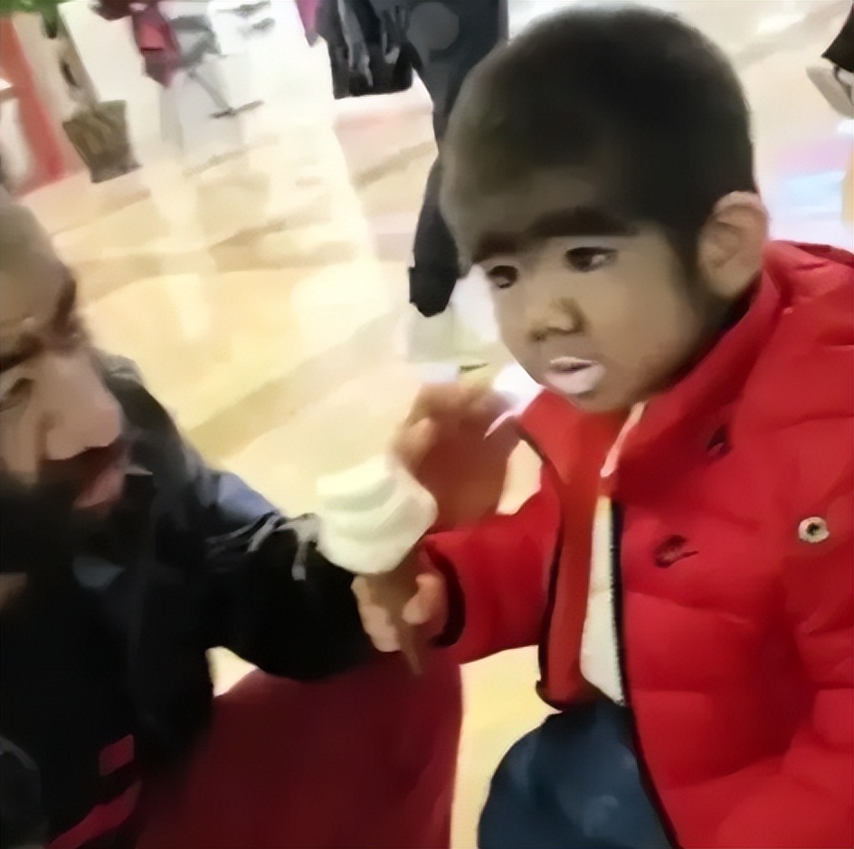 当年轰动一时的“毛孩”：42岁娶90后娇妻，生下一子未遗传长毛