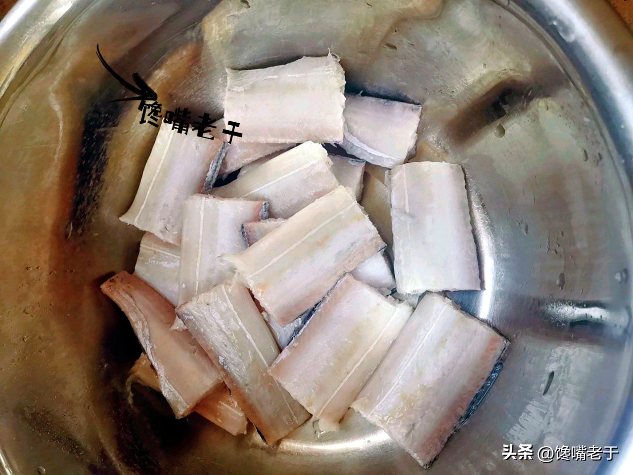 煎带鱼怎么不粘锅不掉皮视频,怎么煎带鱼块不粘锅不掉皮不散