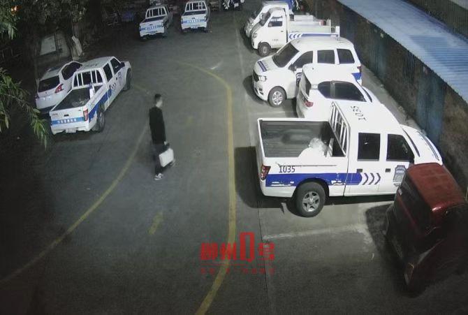 男子违停被开罚单完整视频,男子违停车被城管罚