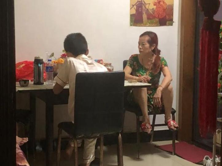 雇主亡故保姆养小孩,保姆小孩因病去世抱走雇主孩子