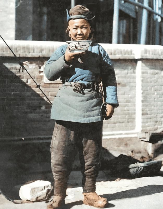 日军兽行照片:当着父亲的面玷污他女儿,临走还残忍割下妻子乳房