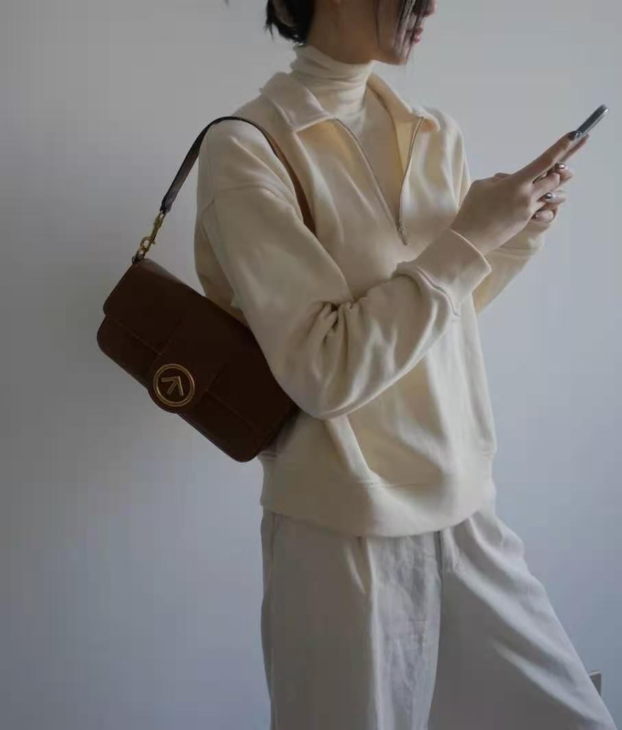 今年流行连帽卫衣内搭洋气又时髦,拉链款宽松版卫衣怎么穿时尚漂亮