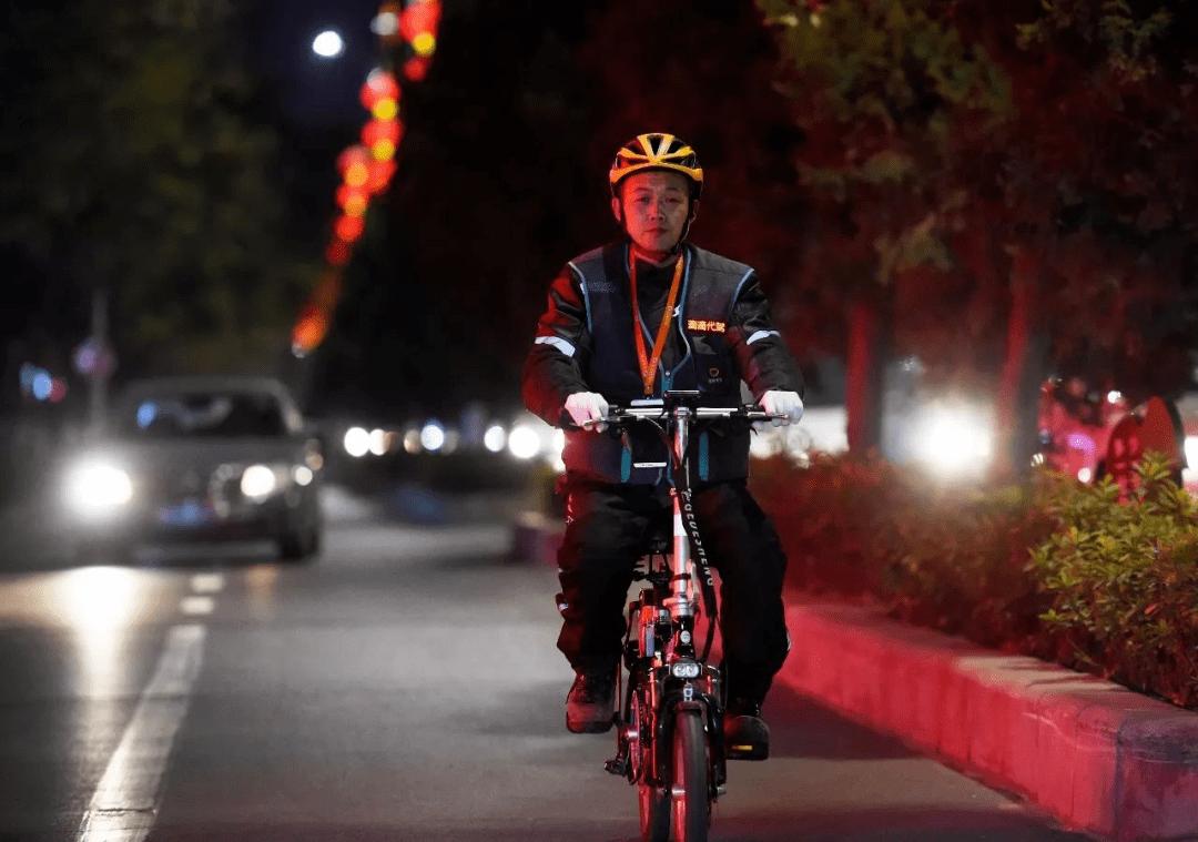 当市场饱和了，陷入泥潭的中年人开始寻找出路，开网约车身兼数职