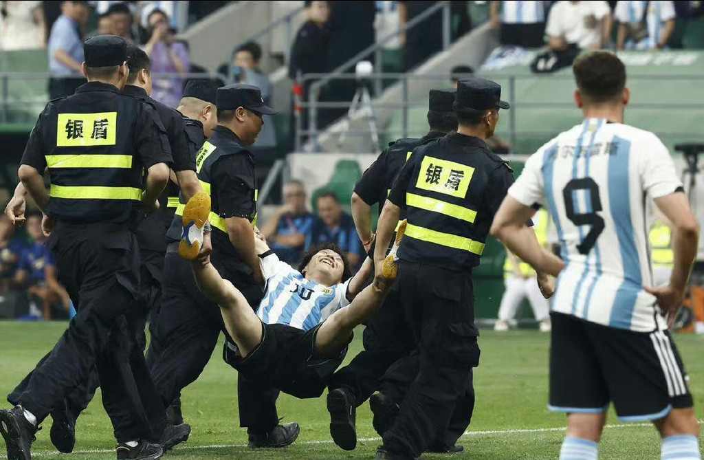 一位球迷冲进球场与梅西合影,梅西球迷冲进球场小伙抖音