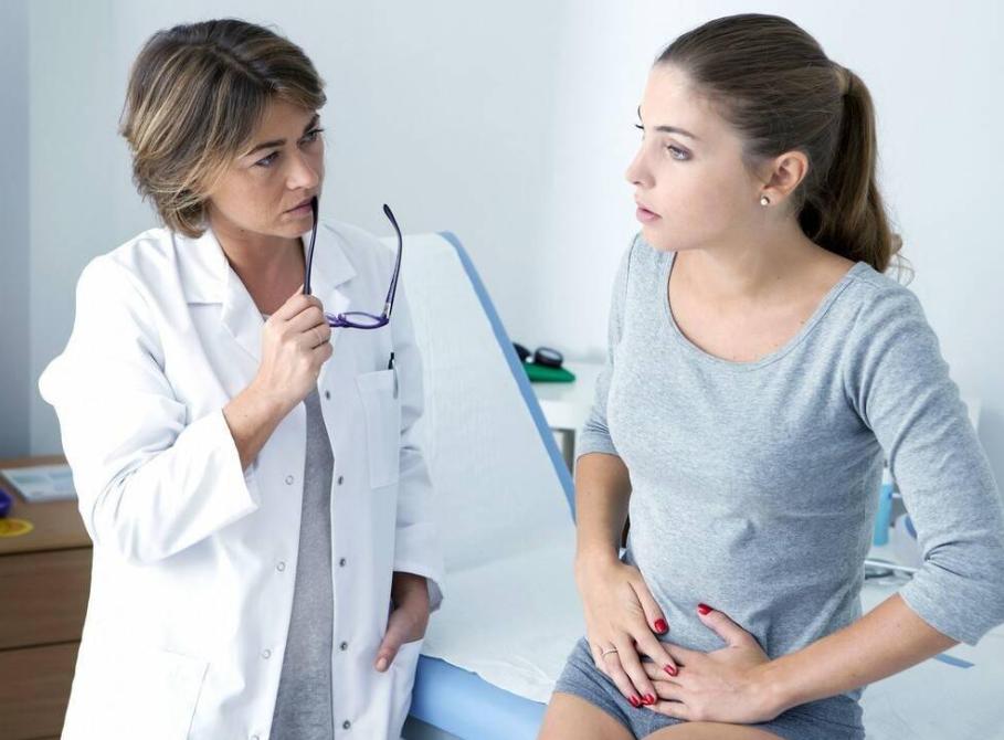 女子体内有蜱虫被医生拿镊子拔出,女子身上长虫医生拿镊子治疗