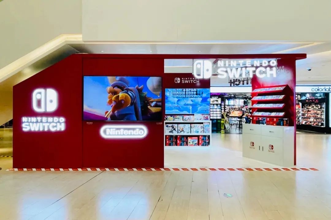 购物中心电梯两边手扶梯陈列 (购物中心顶楼业态规划)