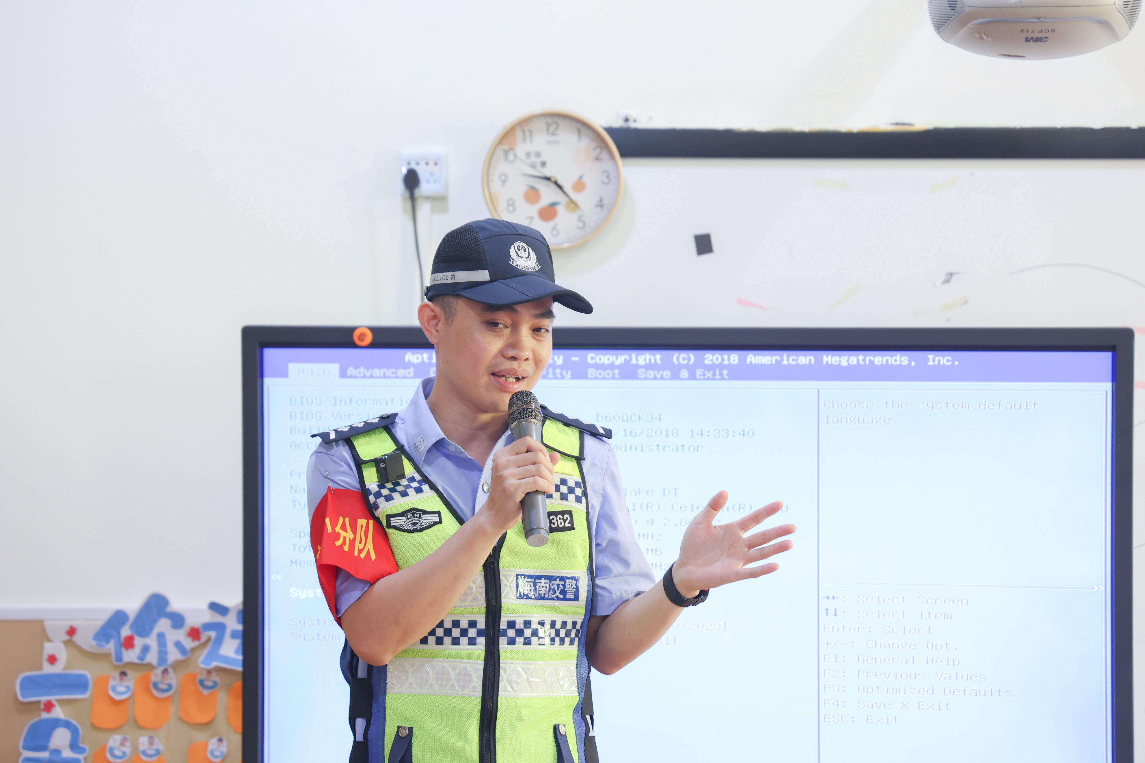 学标识，讲交规，庆“六一”儋州公安交警进幼儿园安全守护伴“童”行