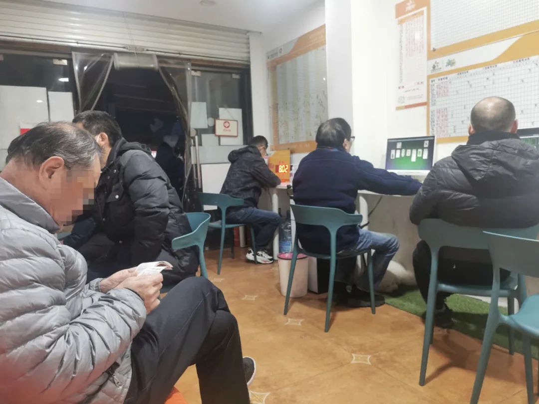 世界杯彩票里，爷叔和小年轻都找到了社交工具