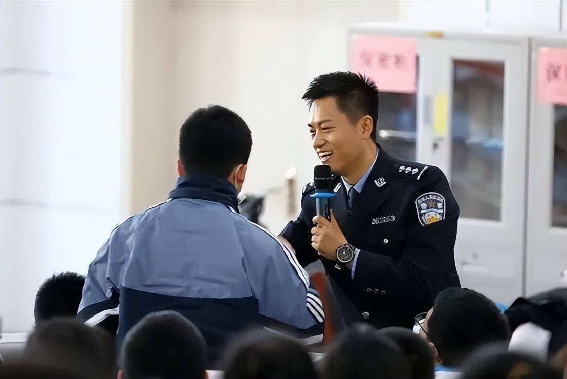 开学季边境民警为校园撑起平安伞,护航开学季撑起平安伞