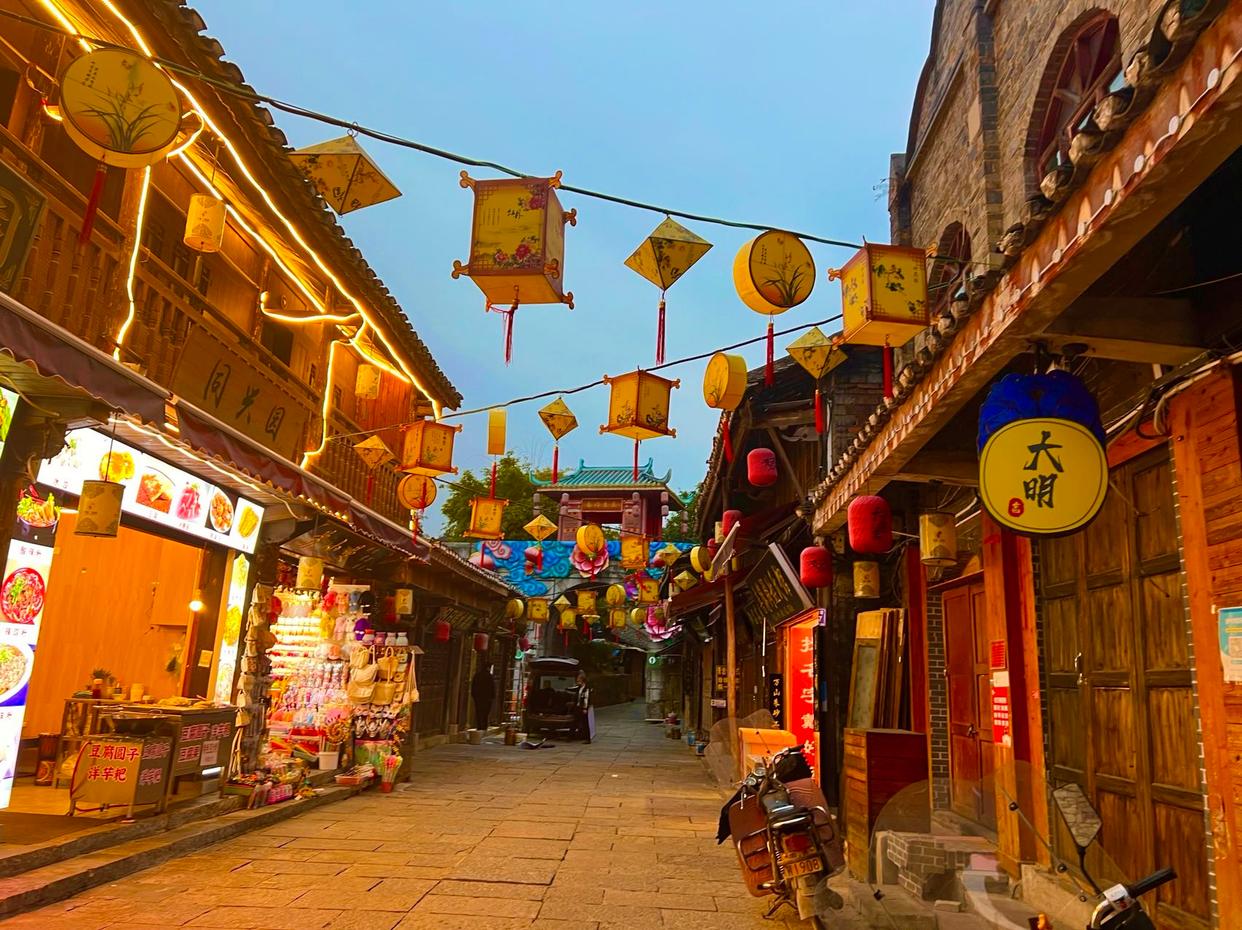 青岩古镇旅行攻略哪里实惠,青岩古镇旅行攻略哪里实惠点好