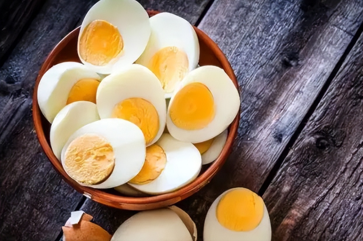 早上吃一个水煮蛋是好还是坏,鸡蛋早上吃三个会不会伤肝