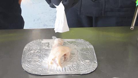 一秒“引火上身”！夏天你往身上抹的这些，可能是易燃品！