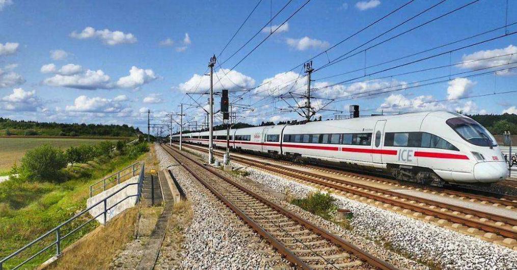 高铁在工作时，个小时用掉9600度电，那运行中的高铁是如何供电呢