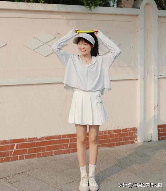 蓝色防晒衫搭配蓝色牛仔短裙,牛仔半身短裙蓝色防晒衫